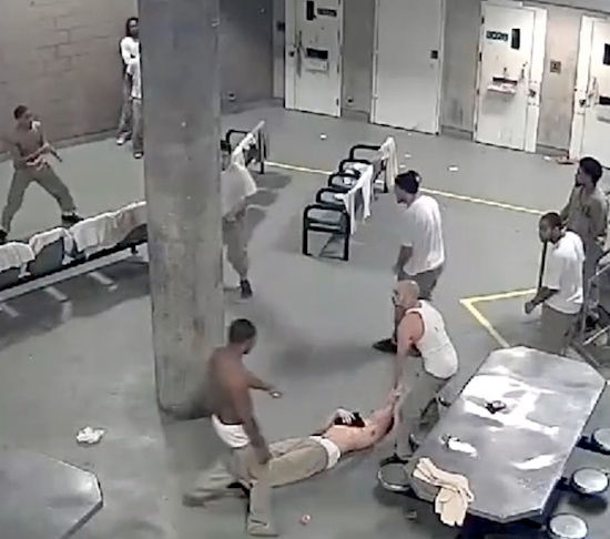 アメリカ、クック郡刑務所でギャング同士の激しい喧嘩