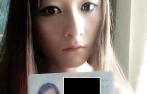 【画像】免許証と顔と無修正マ●コを晒されてしまった可愛い女の子・・・人生終了だろ