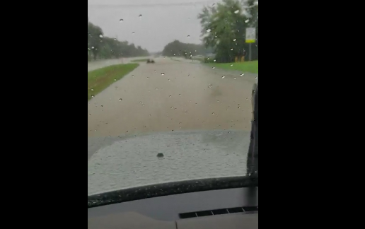 テキサス州で発生したハリケーン。道路が洪水でとんでもないことに【動画】