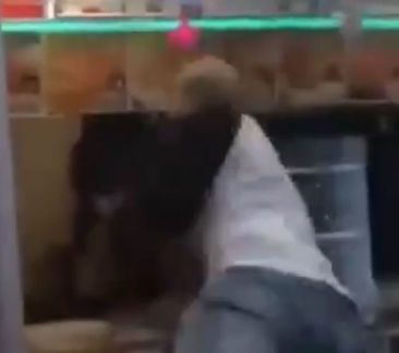 男がファーストフード店で店員に殴り掛かるが…