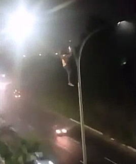 【閲覧注意】エクストリーム自殺。道路の高い街灯に登って首を吊った男。