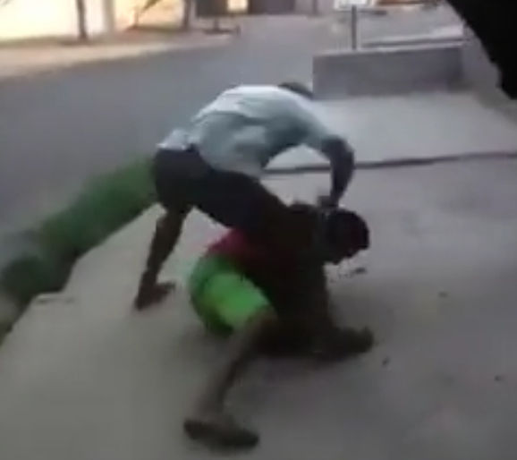 ブラジルのストリートで男2人が口論から殴り合いに。男性が殴り殺される