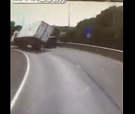 大型トラックを車が追い越そうとするが大型トラックが横転し車が潰される【動画】
