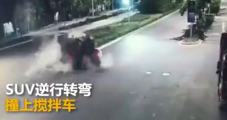 セメントトラックが乗用車と衝突する信じられない事故【動画】