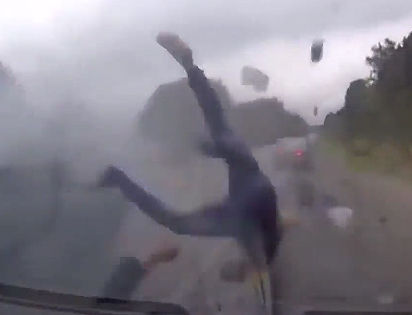 猛スピードで追い越しをする車が対向車線のトラックに激突、車内から人が放り出される