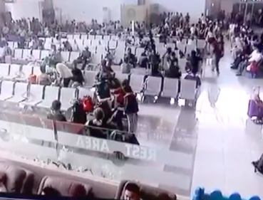 インドネシアの空港の待機室の天井が突然崩壊する・・・ 【動画】