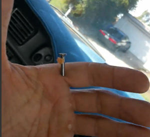 釘が左手に刺さってしまった男性