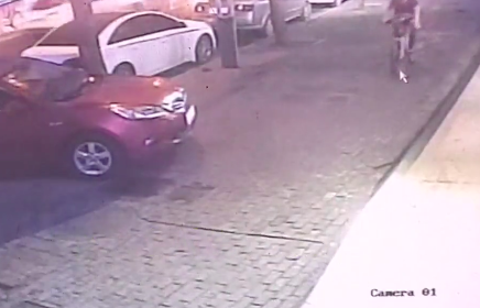 自転車に乗っている男性、落下してきたガラスに当たり重傷【動画】