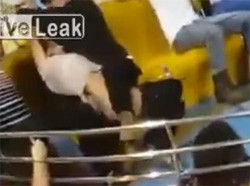 マレーシアのアトラクションやばすぎ。彼女がパンツ丸見えで彼氏がなんとかそれを隠そうと・・・