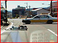 バイクの兄ちゃん1回転半。広島で撮影されたタクシーとバイクの事故映像が酷い。