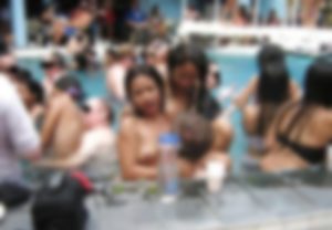 プールで裸の女の子とおじさん達が大量に戯れる… 闇が深すぎる ”プールパーティー” の様子がこちら