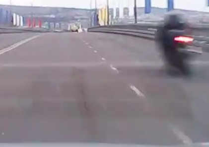 猛スピードのバイカーが対向車と激しく衝突し重傷を負う【動画】