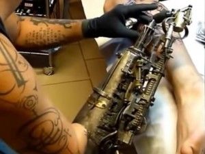 腕がない ”ロボットアーム” の彫り師（タトゥーアーティスト）がかっこ良すぎると話題に！