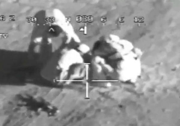 【衝撃映像】道路脇に爆弾を仕掛けようとしていたテロリストが失敗して吹き飛ばされる瞬間