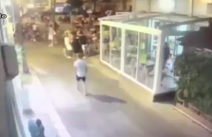 監視カメラに撮影されていたストリートファイトがヤバい【動画】