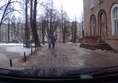 モスクワの道路の車がゆっくりと女性を轢く最悪の映像【動画】