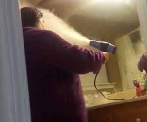 家族が仕掛けたママへのドッキリで大変な事になってしまうアクシデントの映像。*