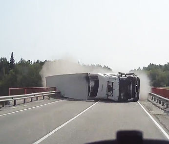 大型トラックが横転し迫ってっくる
