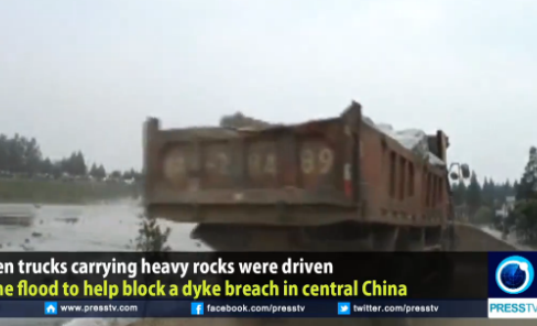 大量の岩を運んでいるトラックが洪水に飲み込まれる映像【動画】