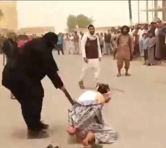 【閲覧注意】ISISが大勢の前で男性の首を斬り落とす