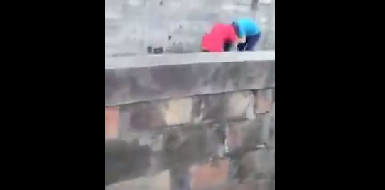 ストリートで掴み合いの喧嘩をしているタイの二人の女性の姿【動画】