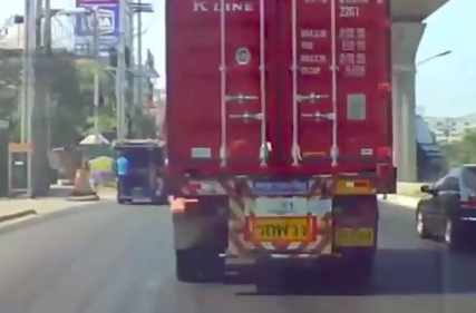 この自殺の方法ってどうなんだろね。走行中のトレーラーに飛び込み自殺。