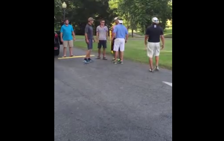 ゴルフ場で喧嘩する男達。こんなの誰にも止められない【動画】