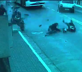 警察車両に追われる2人乗りバイクが車に激突し転倒するが必死に逃げる