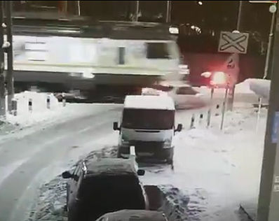 赤信号を無視し踏み切りに入った車が列車に激突する【動画】