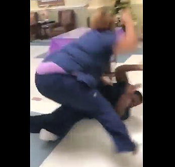 黒人VS白人 巨漢女性2人が激しい殴り合い【動画】