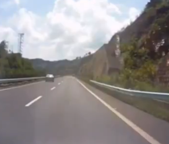 道路で突然起きた地すべりに巻き込まれた車はどうなったのか【動画】