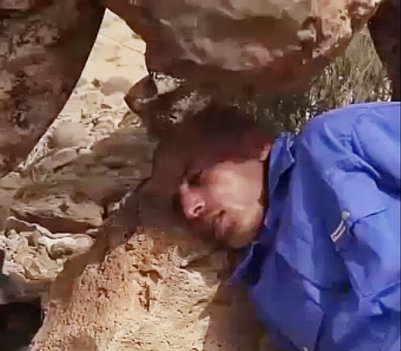 【閲覧注意】ISISが捕虜男性の頭に岩を落とし殺害する