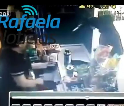 店にナイフを持った強盗が現れるが店主が水筒のお湯を投げつけ撃退