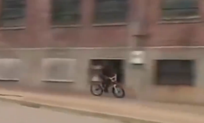 【衝撃】BMXで大ジャンプに挑戦する男性に起きた悲劇・・・【動画】