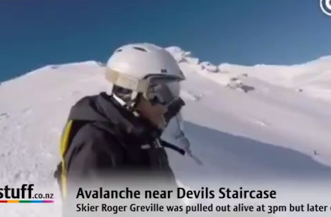 激しい雪崩に襲われるスキープレイヤーの末路・・・【動画】