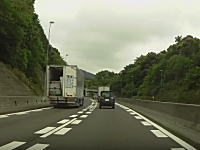 日本トランスネットｗｗｗ高速で前を走るトラックの荷台のドアが突然開いて・・・。