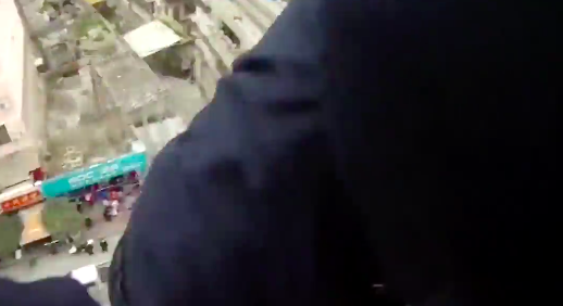 【衝撃】屋上から飛び降り自殺を図る女性の救出劇が凄い【動画】