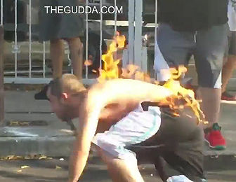 【動画】上半身裸の男性に火を付け、消火栓から漏れた水で火を消す