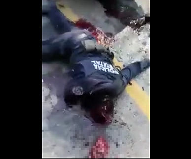 【閲覧注意】メキシコで警察車両が襲われ、銃で撃ちまくられ殺された警察官達【動画】