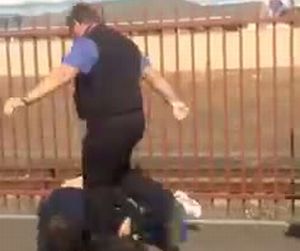 女性に暴力を振るった男が車掌にぼこぼこに！！【動画1本・画像10枚】*