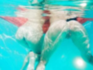 【画像】全裸で泳いでる女が ”水中で” 激写されるｗｗｗこれはエロいｗｗｗ