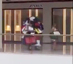 夫に大量の荷物を持たせる妻