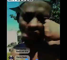 ライブ配信中の男性が突然殴り倒される【動画】