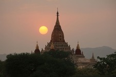 アーナンダ寺院と夕日