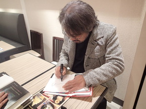本にサイン