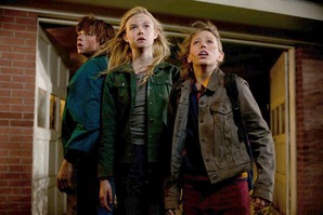 Ryan-Lee-Elle-Fanning-and-Gabriel-Basso-in-Super-8