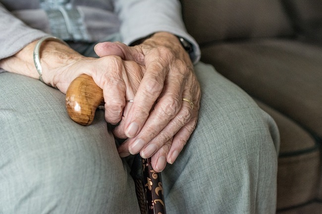 女騎士(79)「くっ、オークに捕まってしまった」 オーク「ククク」(人間の年齢が見た目から解らない)