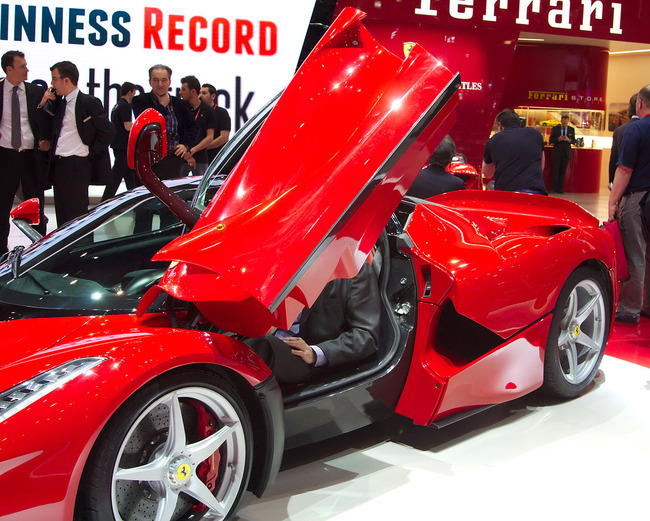 1280px-Geneva_MotorShow_2013_-_Ferrari_LaFerrari_opened_door