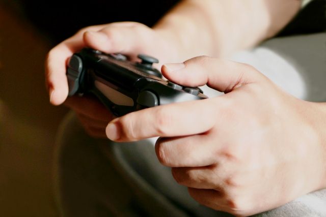 父親「ご飯だよ」 → ゲーム中の息子が激高、父親が複数回刺され死亡