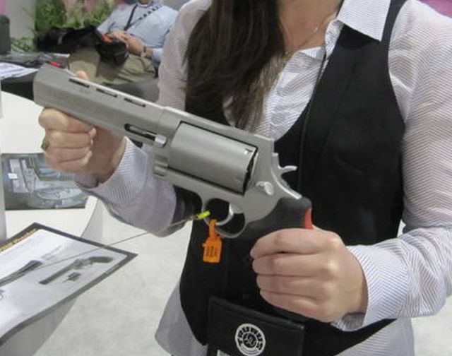 ショットガンの弾が撃てる拳銃w